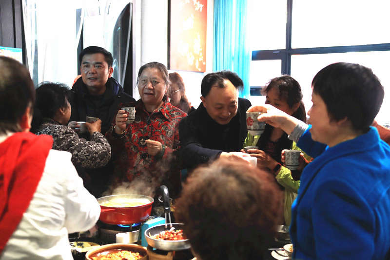 党委书记蔡席春和纪委书记刘伟亲赴月湖慰问.jpg